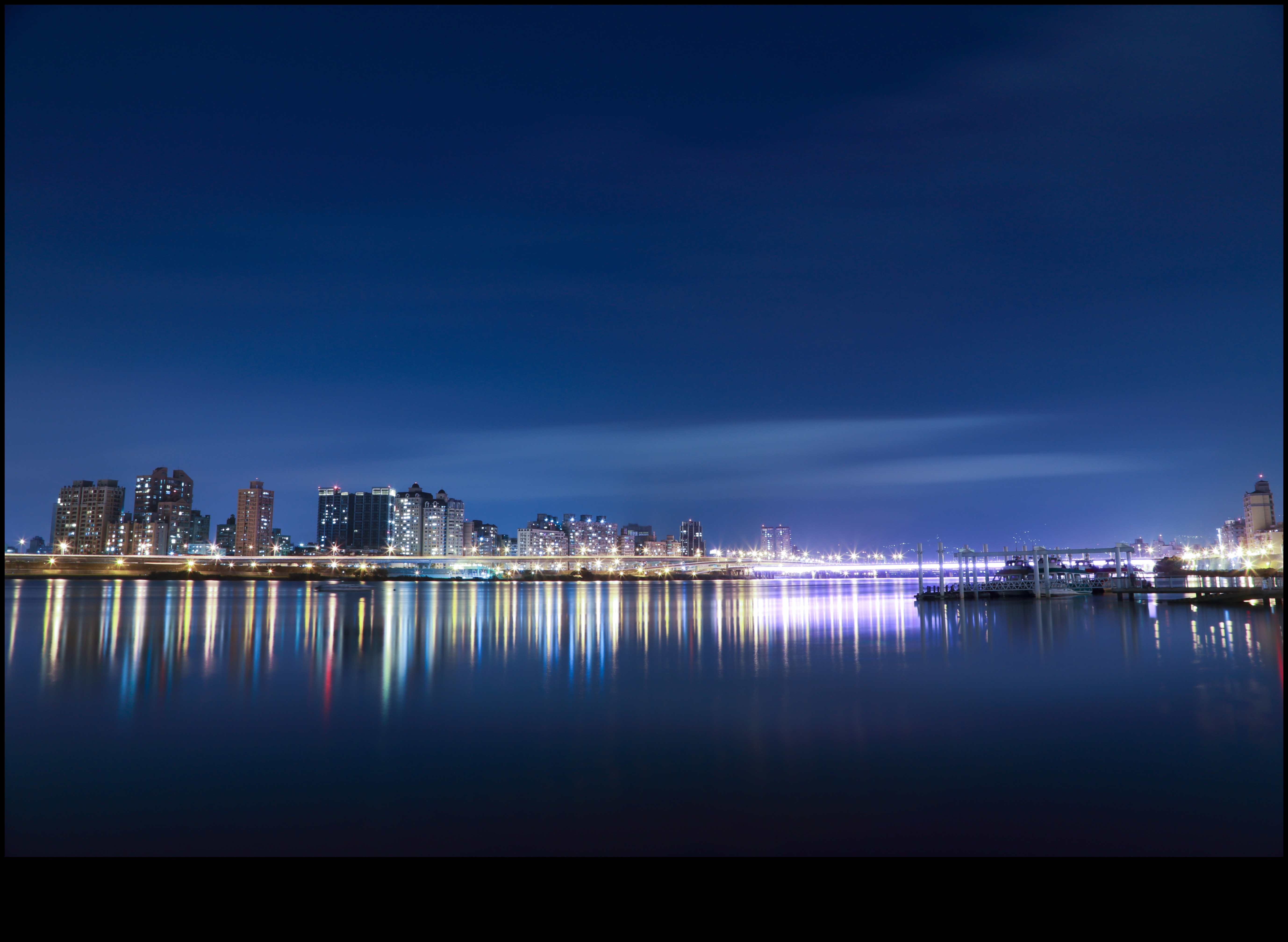 Luminile orașului reflectate în apele urbane 4 Reflecții nocturne: lumini ale orașului pe apele urbane
