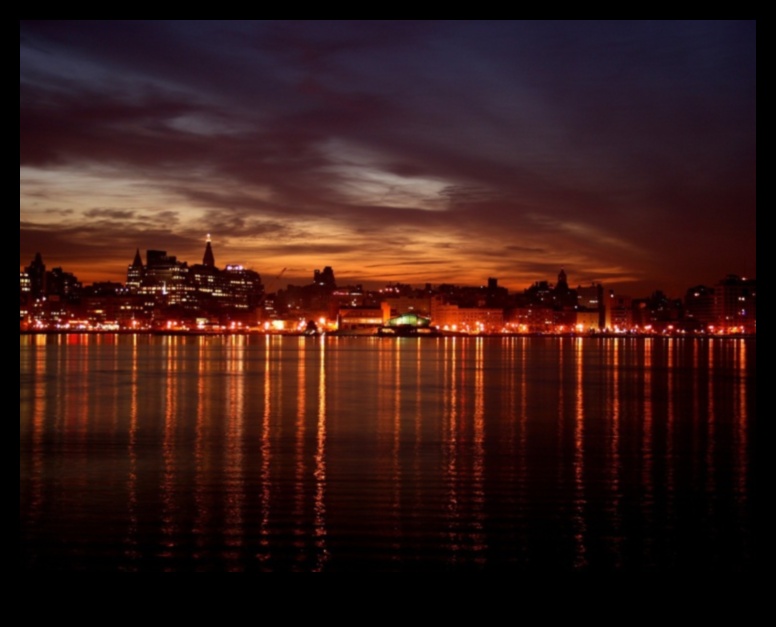 Luminile orașului reflectate în apele urbane 2 Reflecții nocturne: lumini ale orașului pe apele urbane