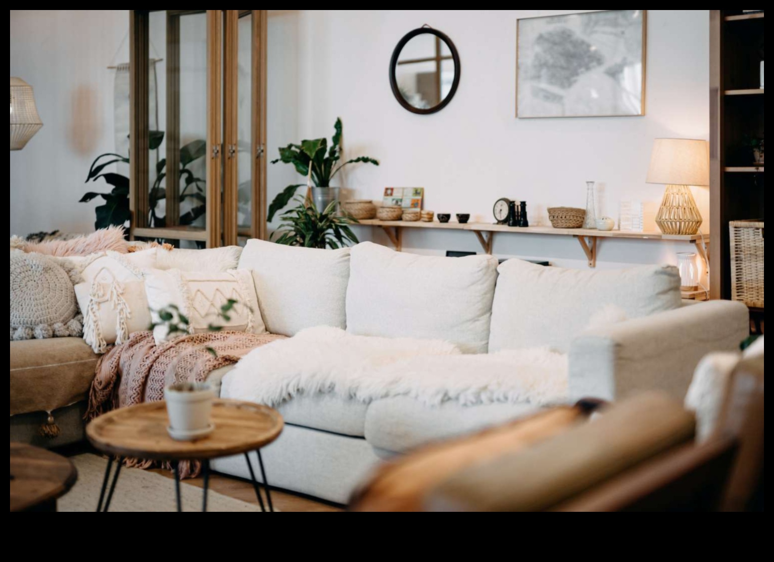 Ce sugestii de decor pentru casă funcționează cel mai bine pentru a crea o cameră de zi confortabilă?