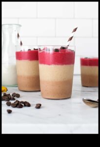 Dragoste în straturi: Prezentarea artei smoothie-urilor de fructe perfect stratificate