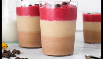 Dragoste în straturi: Prezentarea artei smoothie-urilor de fructe perfect stratificate