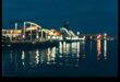 Reflecții nocturne: lumini ale orașului pe apele urbane