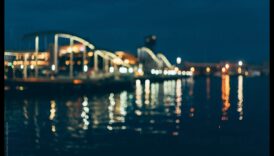 Luminile orașului reflectate în apele urbane 2 Reflecții nocturne: lumini ale orașului pe apele urbane