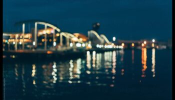 Reflecții nocturne: lumini ale orașului pe apele urbane